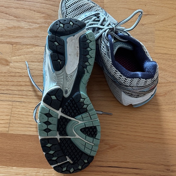 New Balance Women's Gray and Blue Athletic Shoes 860 V2 barely used - Picture 3 of 5